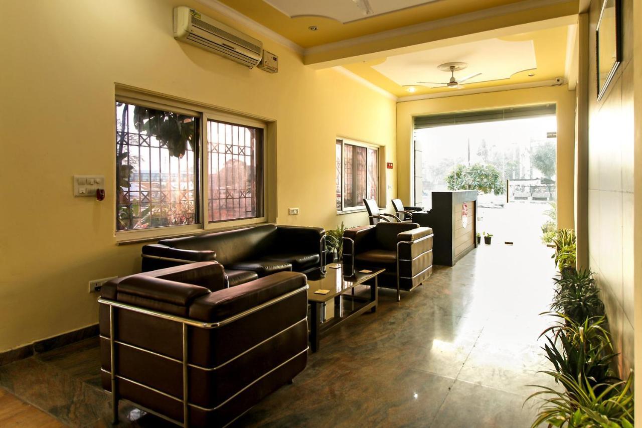 Oyo 8240 Maan Residency Hotel Gurgaon Exterior photo